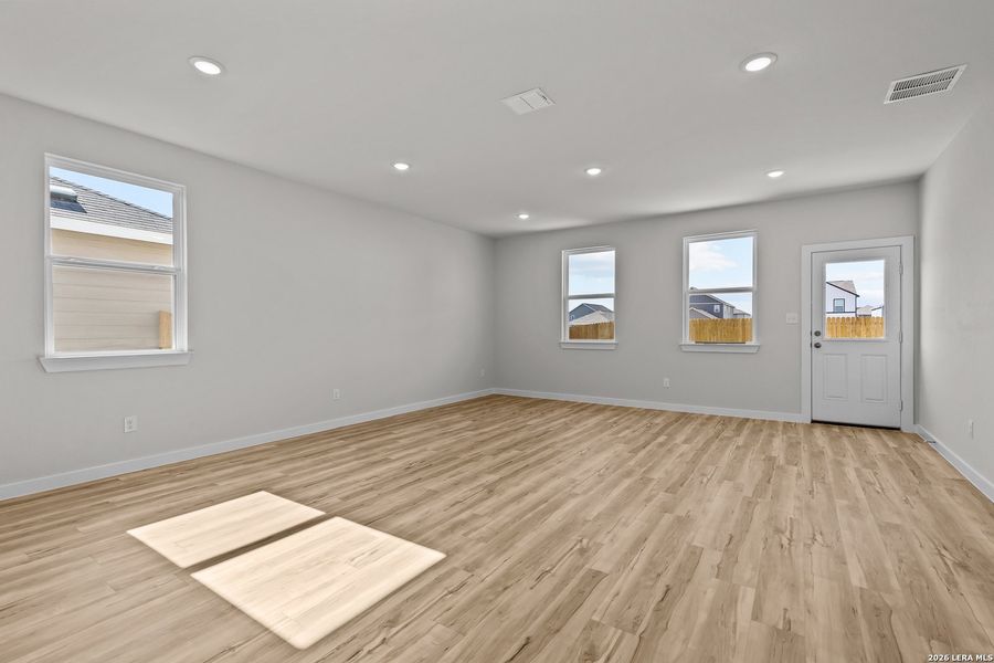 Spacious, unfurnished interior of a new home in Cinco Lakes, San Antonio (Image 10).