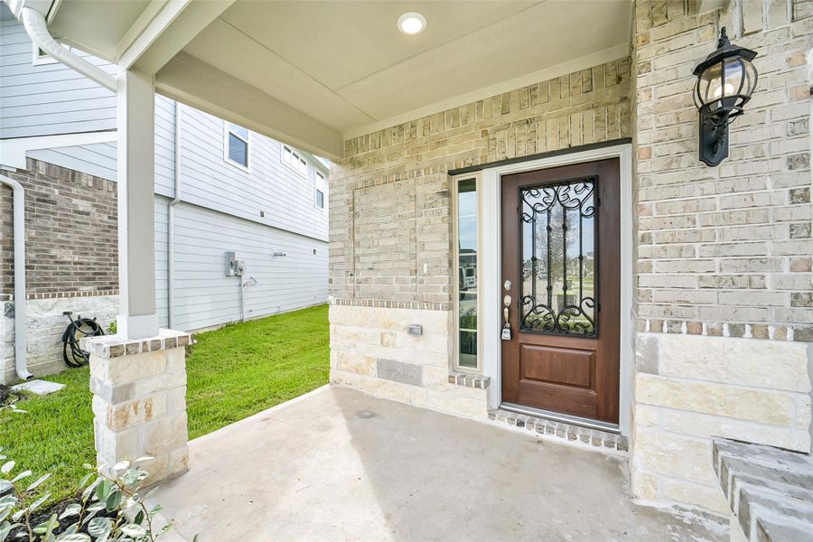 Exterior details and patio area of a home in Anderson Lake, Houston (Image 4).
