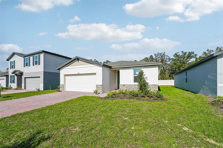 Exterior details and patio area of a home in Fox Pointe at Rivers Edge, Leesburg (Image 14).