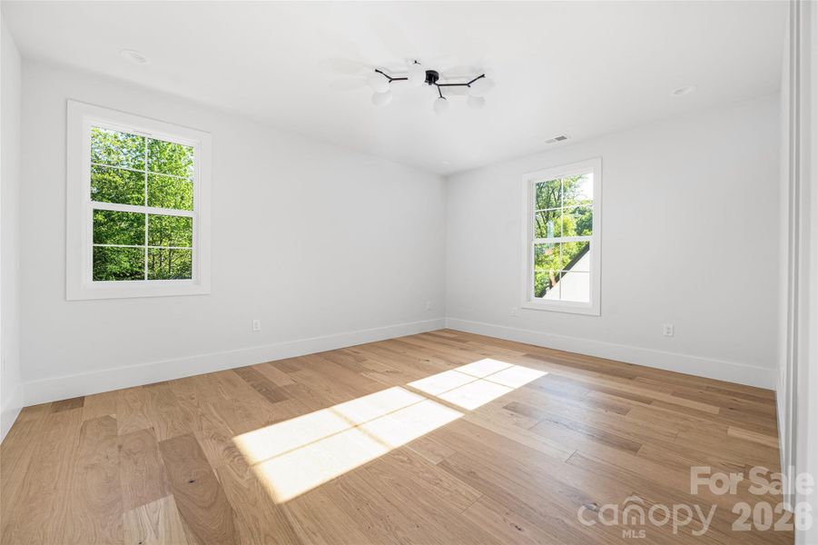 Guest bedroom.