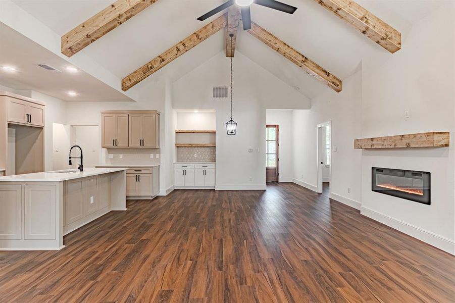 Spacious, unfurnished interior of a new home in , Granbury (Image 18).