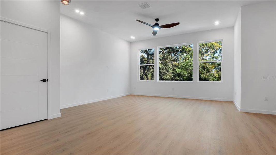 Spacious, unfurnished interior of a new home in , St. Petersburg (Image 43).