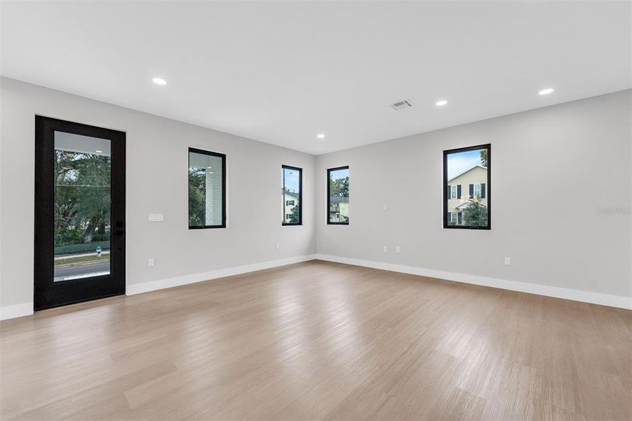 Spacious, unfurnished interior of a new home in , Orlando (Image 29).