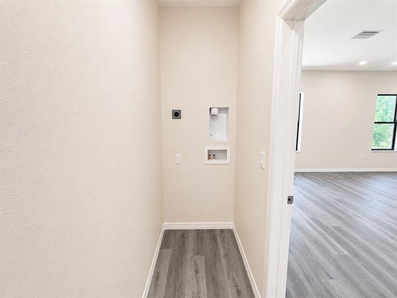 Spacious, unfurnished interior of a new home in , Tampa (Image 32).