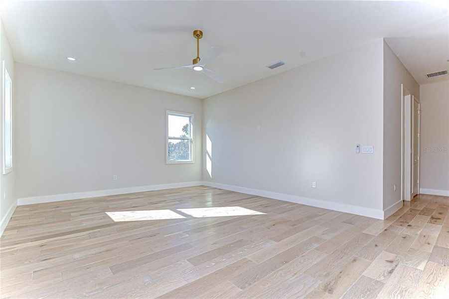 Spacious, unfurnished interior of a new home in , Tampa (Image 70).