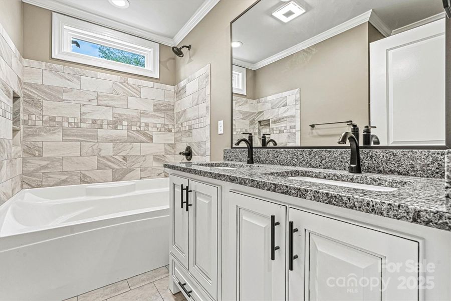 Full Guest Bath/Tub View Full Guest Bath/Tub View