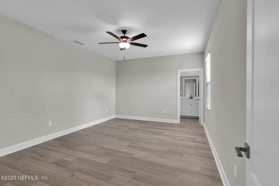 Spacious, unfurnished interior of a new home in Jennings Farm, Middleburg (Image 12).