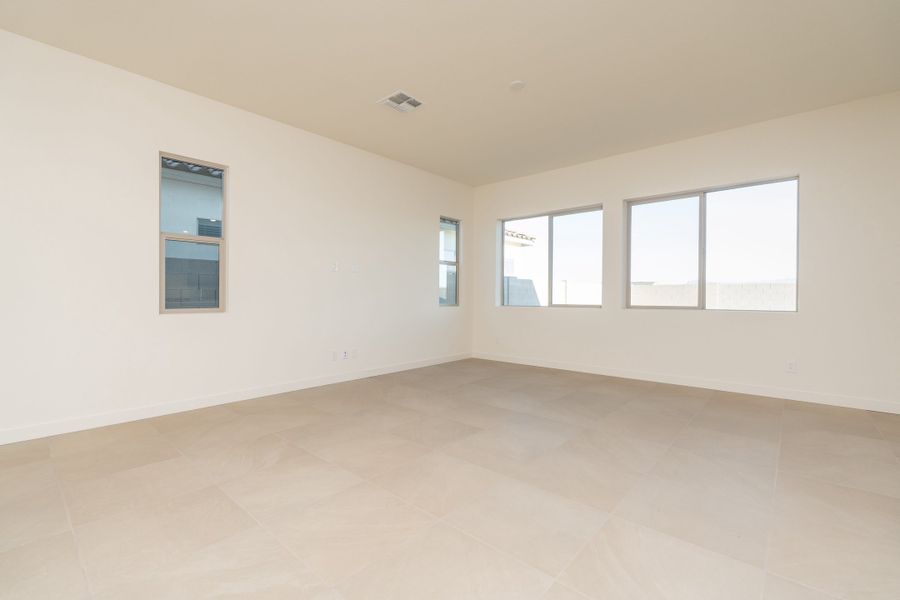 Spacious, unfurnished interior of a new home in Soleo, San Tan Valley (Image 9).