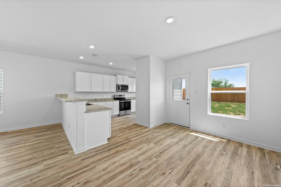 Spacious, unfurnished interior of a new home in , San Antonio (Image 10).