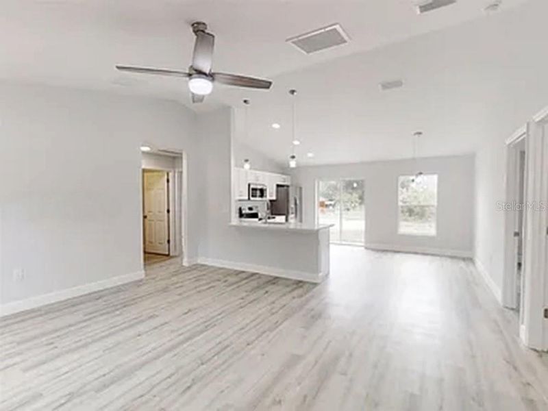 Spacious, unfurnished interior of a new home in , Ocala (Image 6).