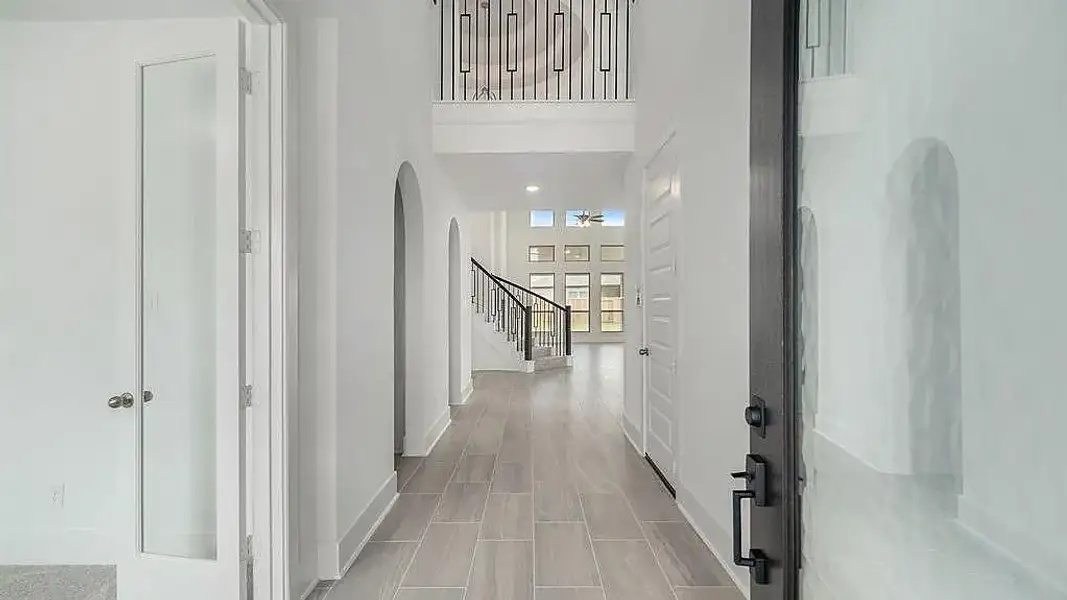 Spacious, unfurnished interior of a new home in Jordan Ranch, Katy (Image 20).