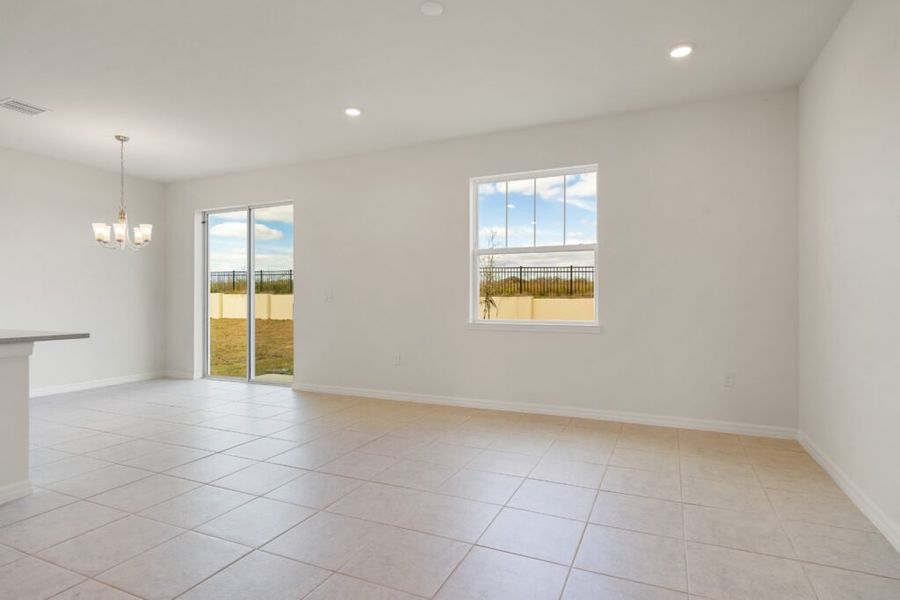 Spacious, unfurnished interior of a new home in Eden Hills, Lake Alfred (Image 8).