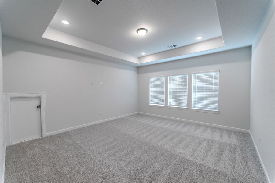 Spacious, unfurnished interior of a new home in Heath Golf & Yacht Club, Heath (Image 25).
