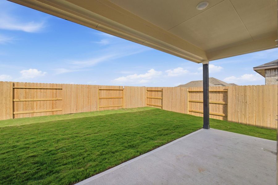 Exterior details and patio area of a home in Ashland, Texas City (Image 21).