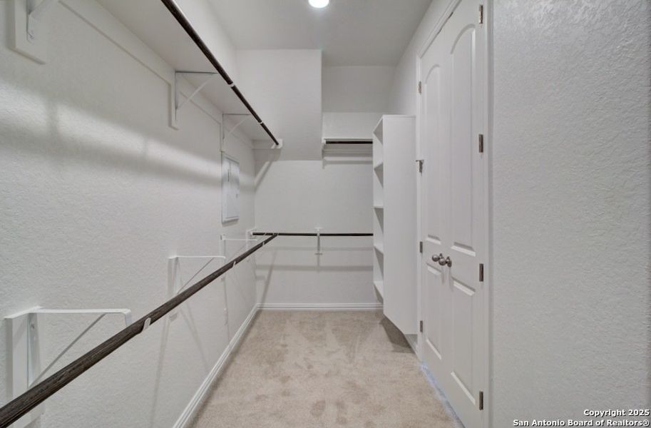 Spacious, unfurnished interior of a new home in Meyer Ranch - Enclave, New Braunfels (Image 16).