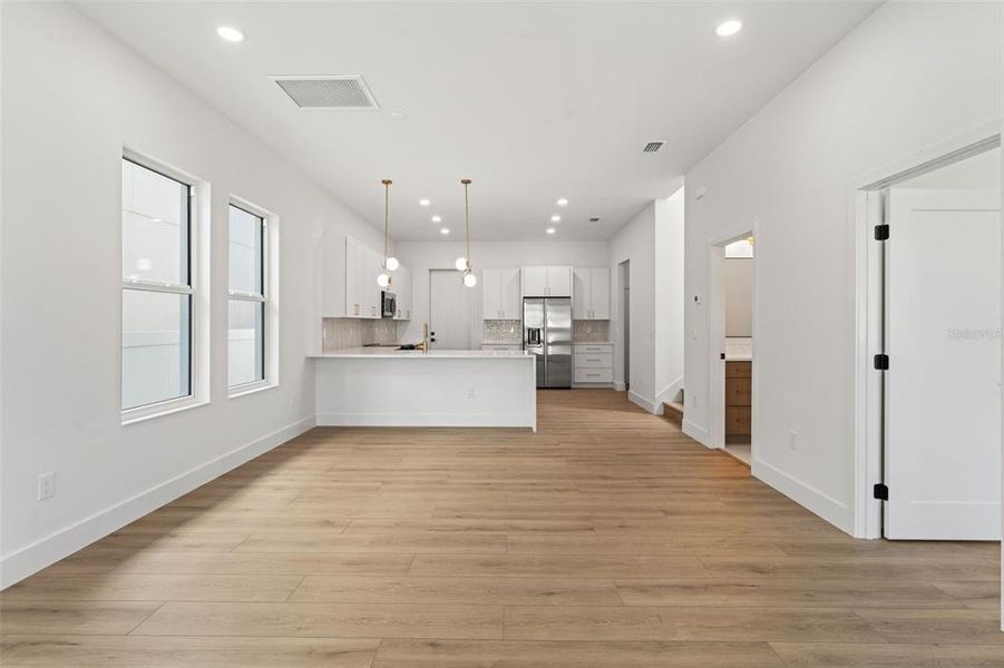 Spacious, unfurnished interior of a new home in , Tampa (Image 32).