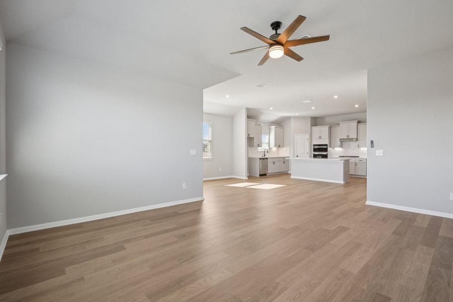 Spacious, unfurnished interior of a new home in Porter Country, Buda (Image 13).