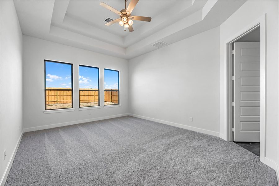 Spacious, unfurnished interior of a new home in Lago Mar, Texas City (Image 18).