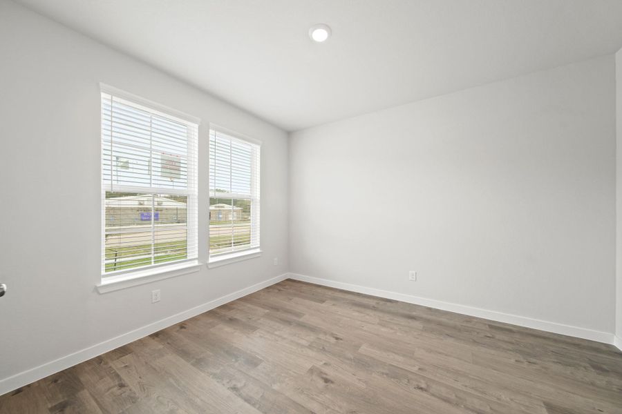 Spacious, unfurnished interior of a new home in Valor Park, Bay City (Image 15).