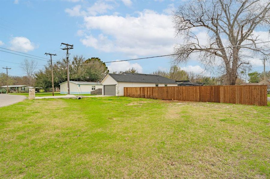 Exterior details and patio area of a home in , Granbury (Image 3).