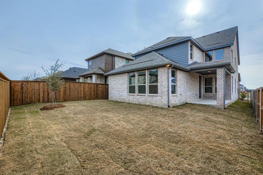 Exterior details and patio area of a home in Hillstead, Lavon (Image 18).
