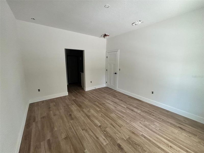 Spacious, unfurnished interior of a new home in , Oviedo (Image 3).