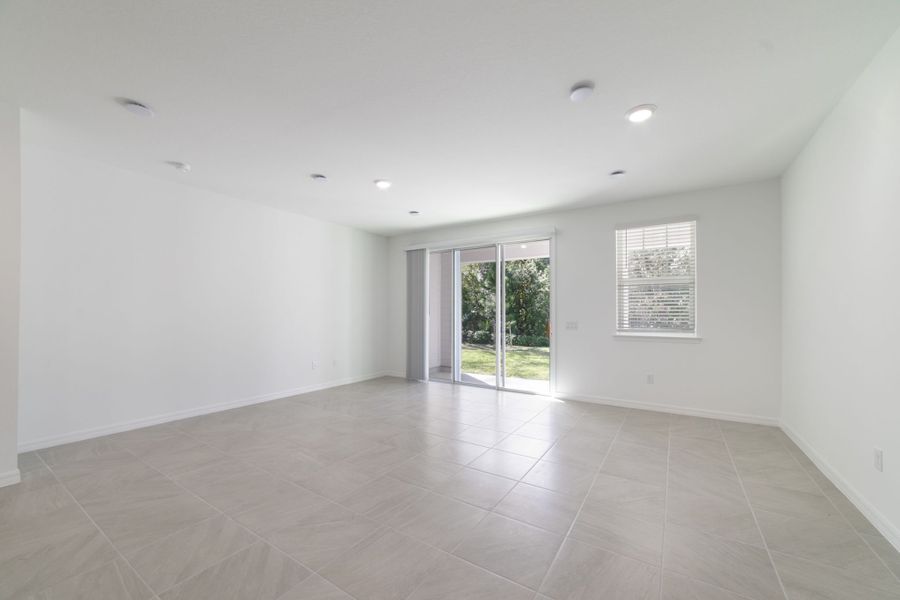 Spacious, unfurnished interior of a new home in Towns at Greenleaf, Oviedo (Image 23).