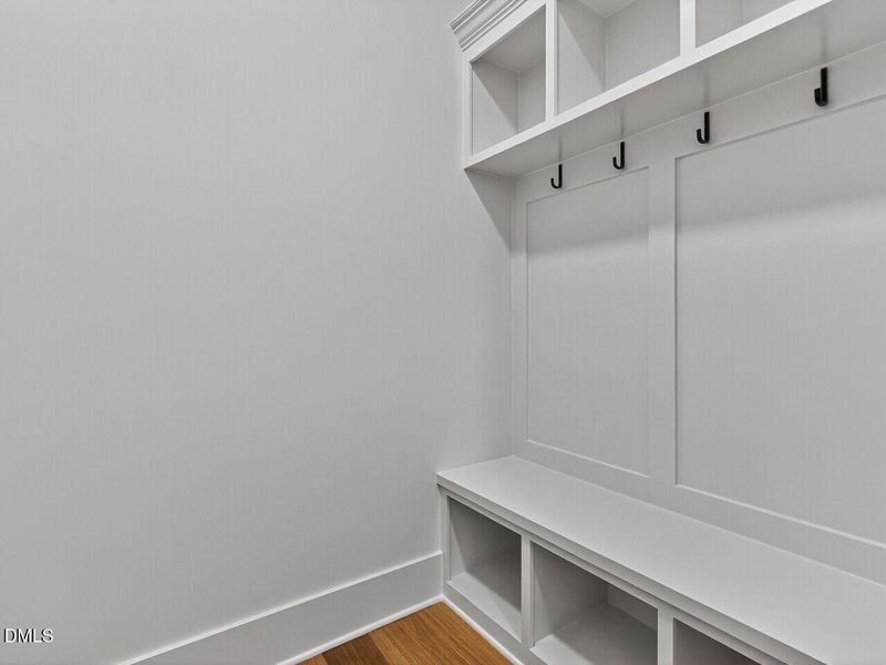 018-1280x960-coat-station 018-1280x960-coat-station