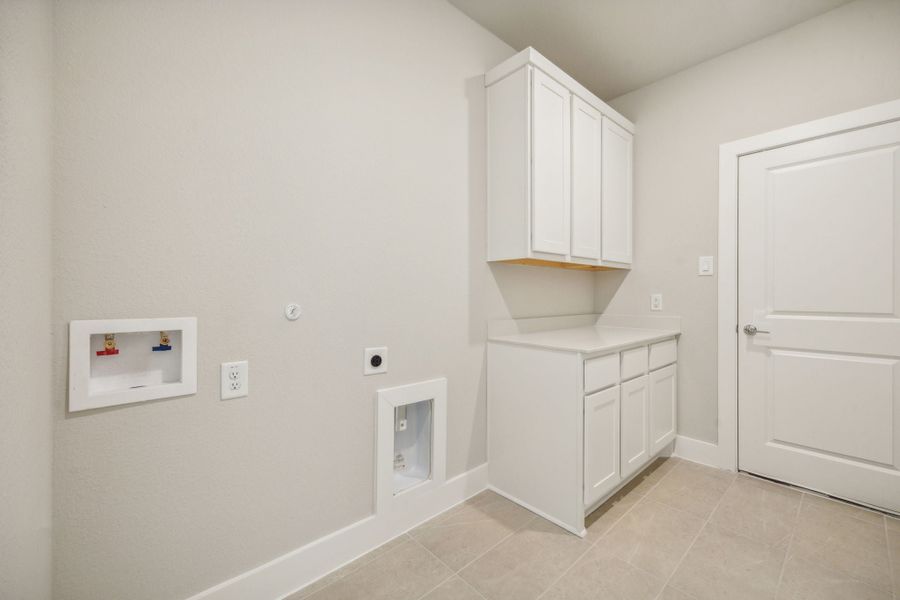 Furnished interior view inside a new home in Dove Hollow, Waxahachie (Image 8).