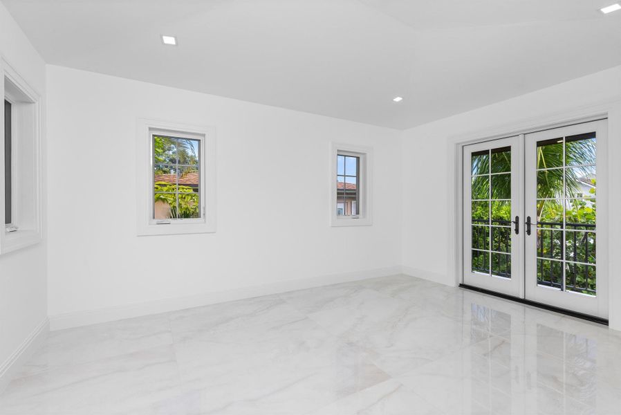 Spacious, unfurnished interior of a new home in , Palm Beach (Image 17).