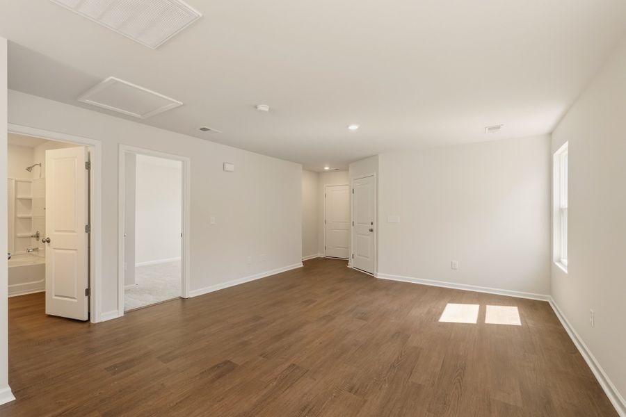Spacious, unfurnished interior of a new home in Evergreen, Spartanburg (Image 11).