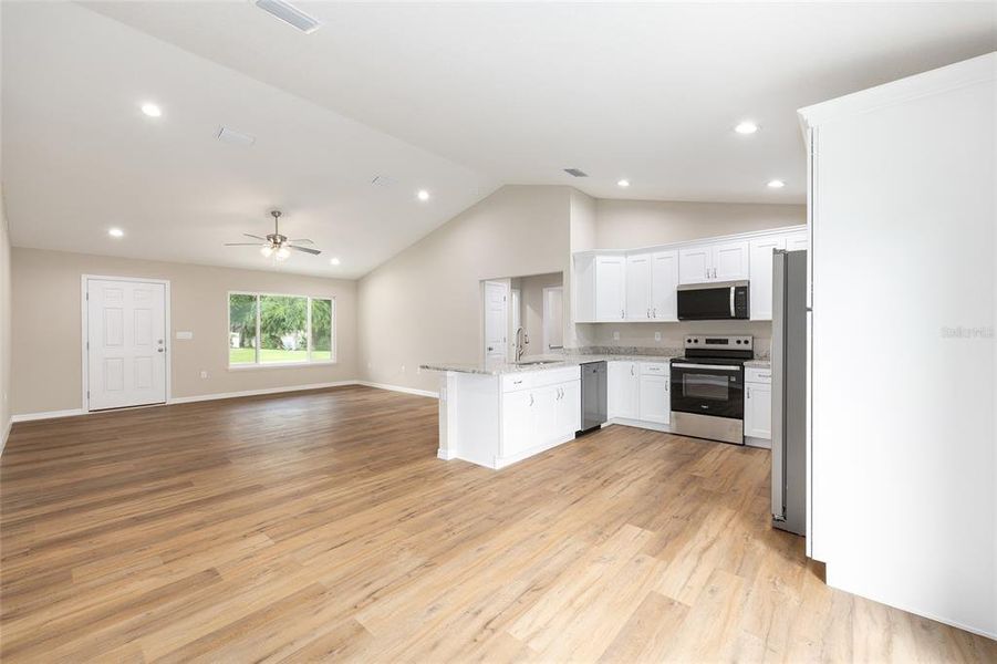 Spacious, unfurnished interior of a new home in , Ocklawaha (Image 12).