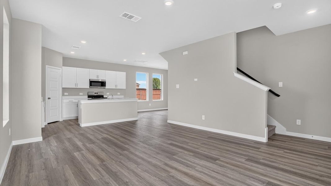 Spacious, unfurnished interior of a new home in Saratoga, Granbury (Image 11).