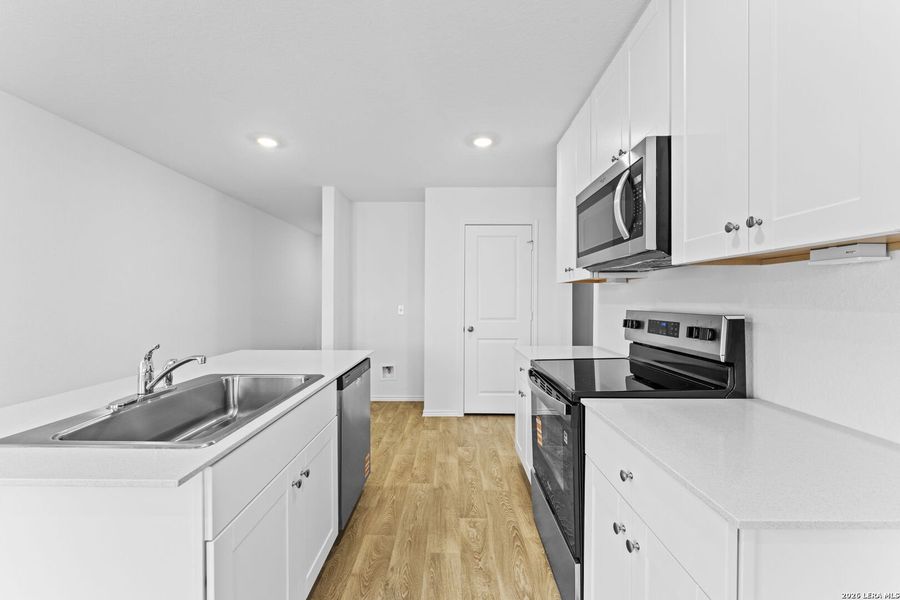 Furnished interior view inside a new home in Arroyo Ranch, Seguin (Image 8).