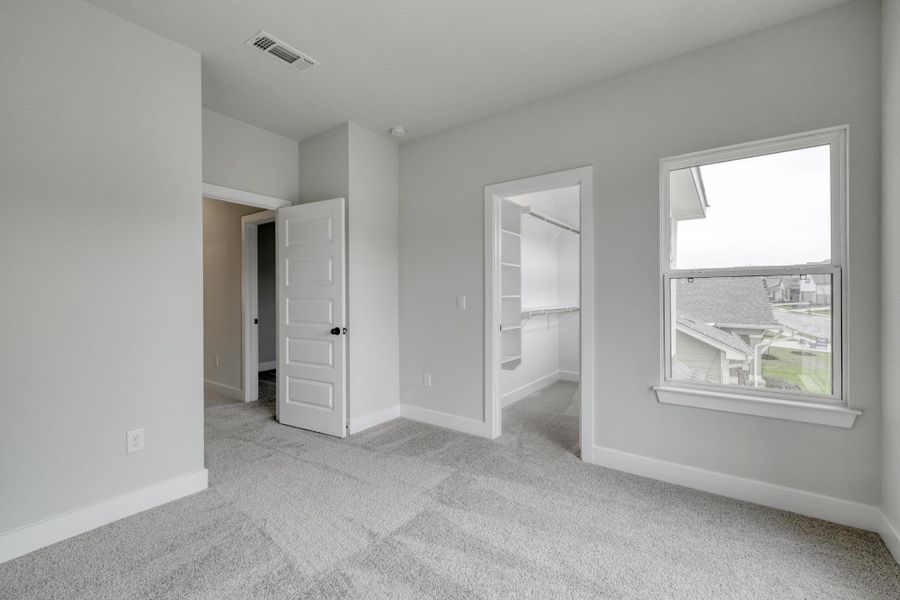 Spacious, unfurnished interior of a new home in The Colony, Bastrop (Image 19).