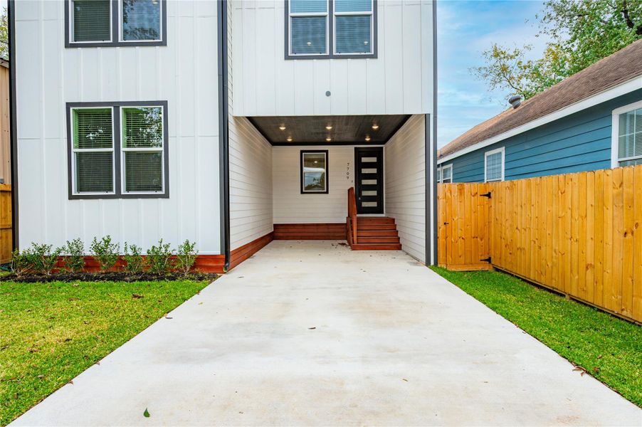 Exterior details and patio area of a home in , Houston (Image 18).