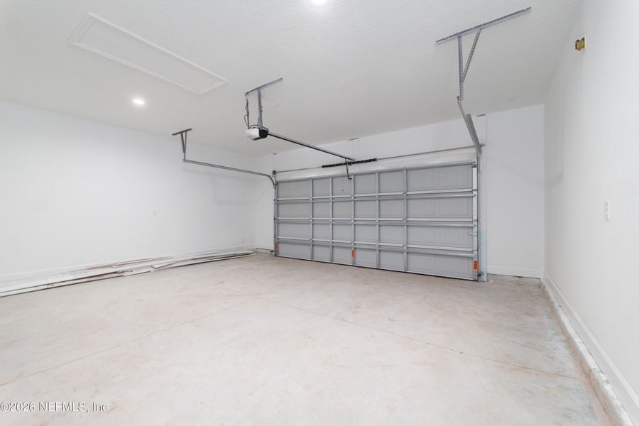 Spacious, unfurnished interior of a new home in , Middleburg (Image 20).