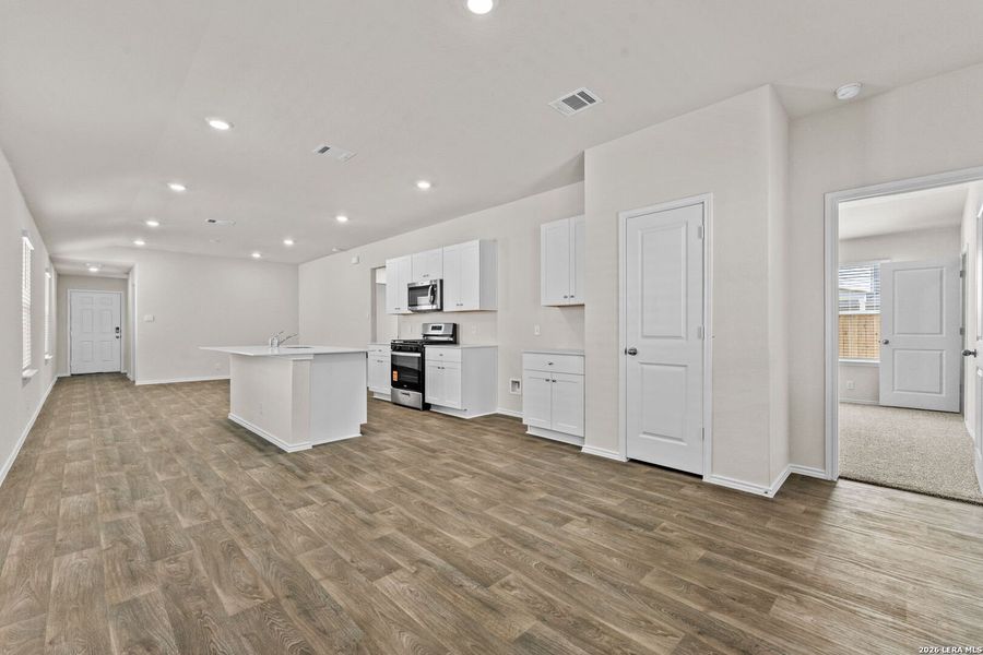 Spacious, unfurnished interior of a new home in Applewood, San Antonio (Image 17).