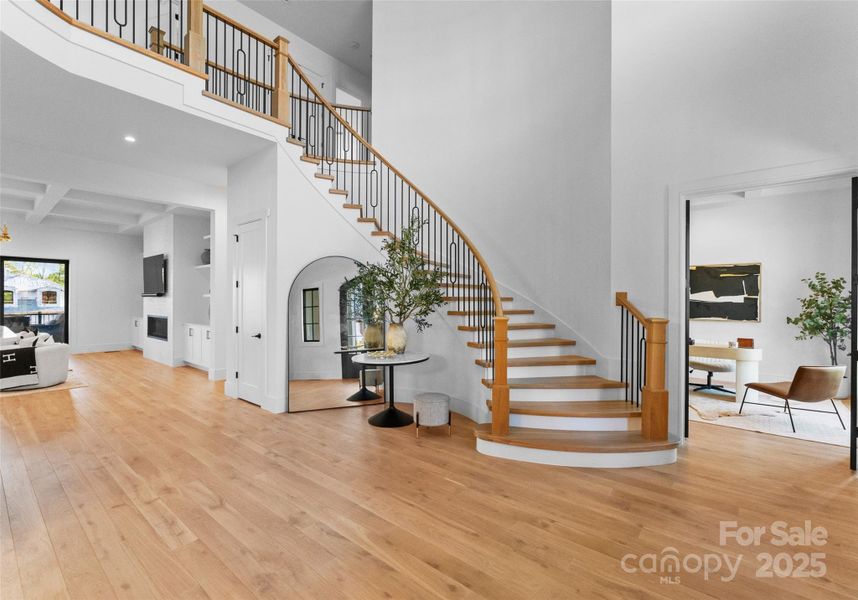 TWO-STORY FOYER