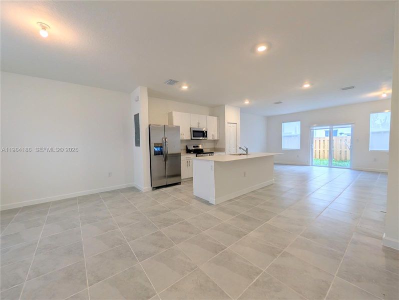 Spacious, unfurnished interior of a new home in , Florida City (Image 25).