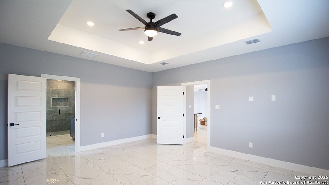 Spacious, unfurnished interior of a new home in , La Vernia (Image 14).