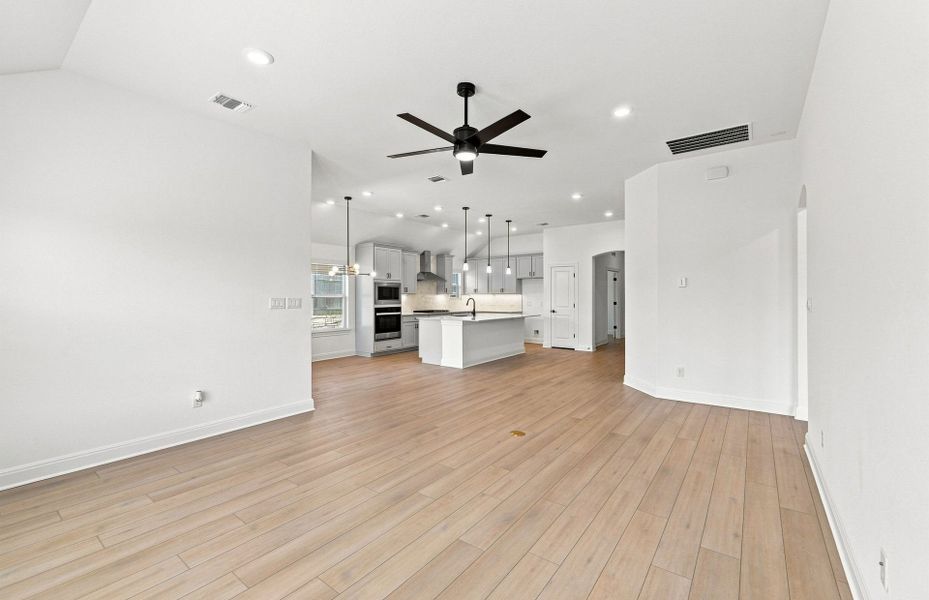 Spacious, unfurnished interior of a new home in Crescent Bluff, Georgetown (Image 16).