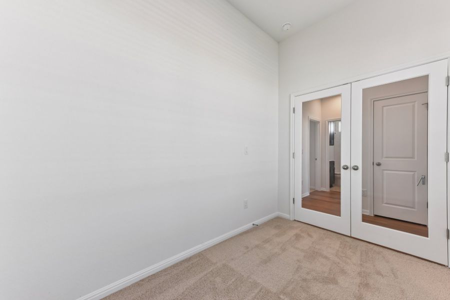 Spacious, unfurnished interior of a new home in Porter Country, Buda (Image 23).