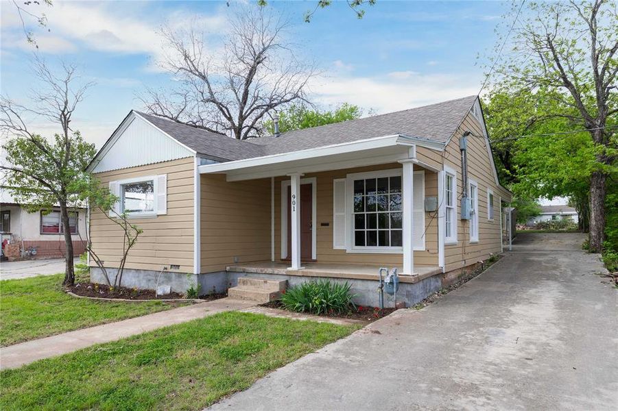 Exterior details and patio area of a home in , Brownwood (Image 19).