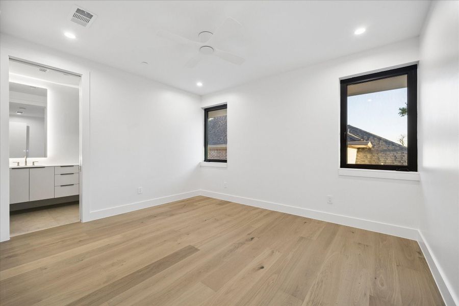 Spacious, unfurnished interior of a new home in , Bellaire (Image 20).