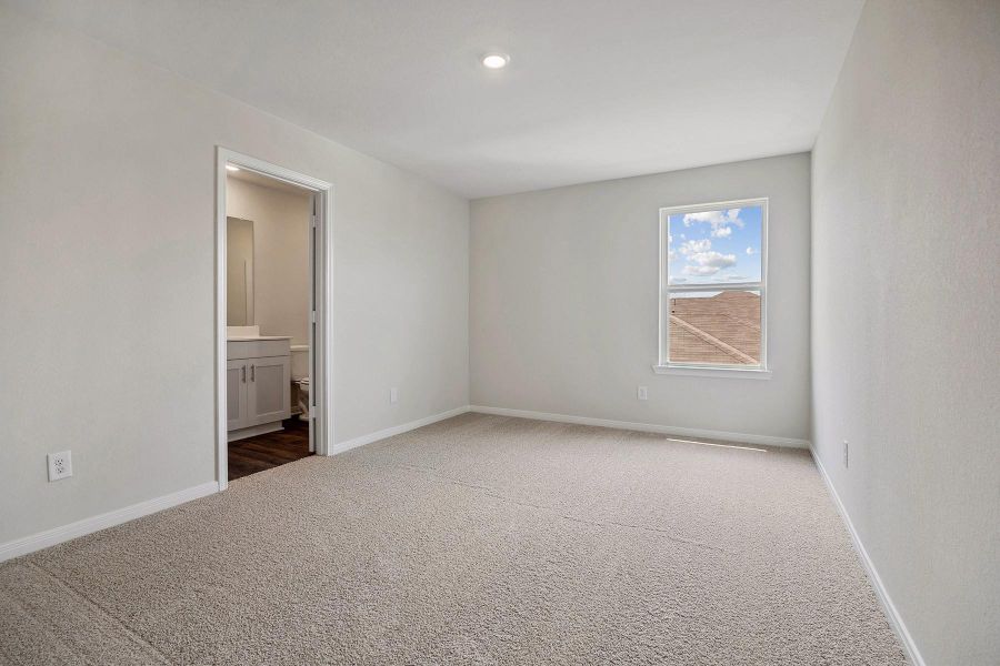 Spacious, unfurnished interior of a new home in Pinewood Trails, Cleveland (Image 11).