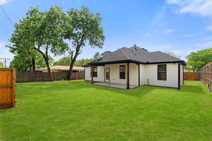 Exterior details and patio area of a home in , Dallas (Image 3).