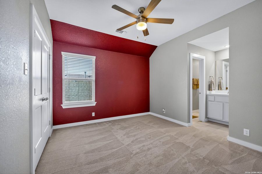 Spacious, unfurnished interior of a new home in Meyer Ranch, New Braunfels (Image 20).