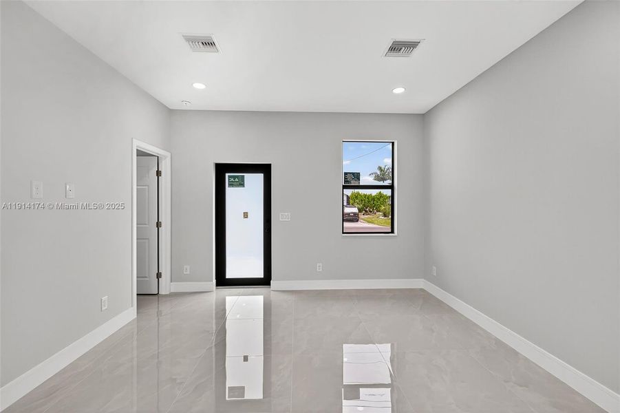 Spacious, unfurnished interior of a new home in , Lehigh Acres (Image 24).