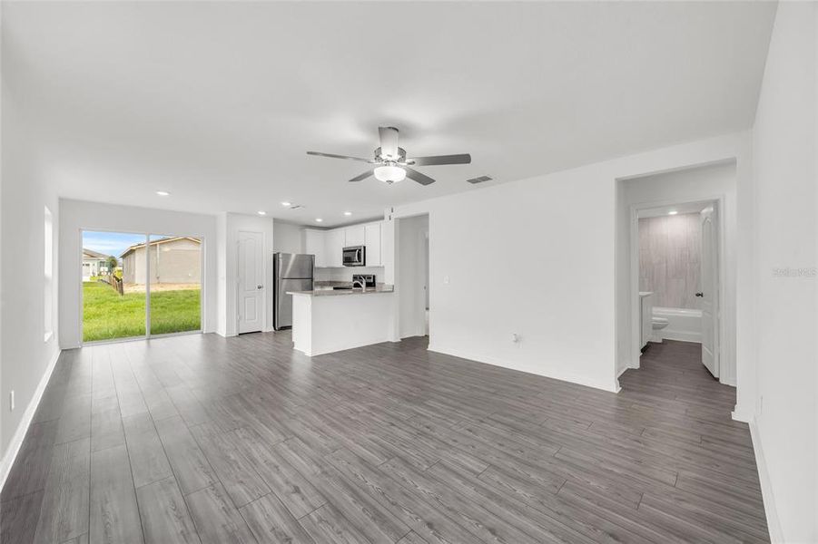 Spacious, unfurnished interior of a new home in Gum Lake Preserve, Lake Alfred (Image 23).